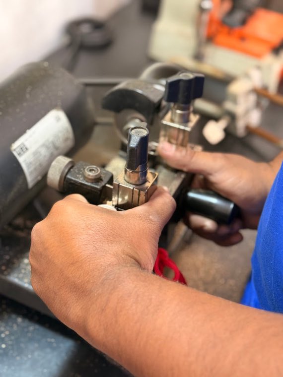 Corte e cópia de chave na máquina