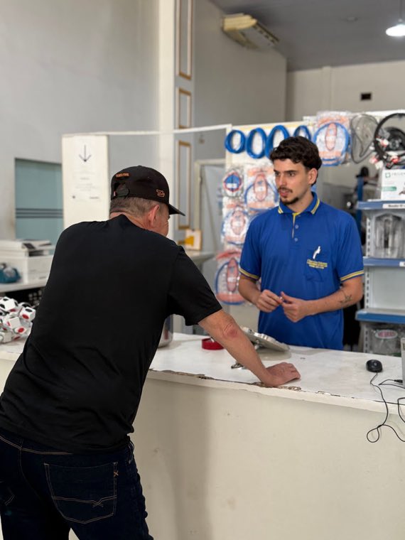 Atendimento no balcão da loja Chaveiro Inhumas